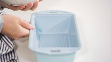 Dondurulmuş dondurmayı fırın tavasına döküyorum..