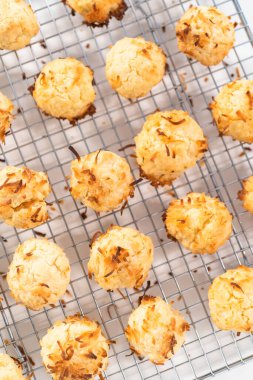 Mutfakta yeni pişmiş hindistan cevizli kurabiyeler kurutuluyor..