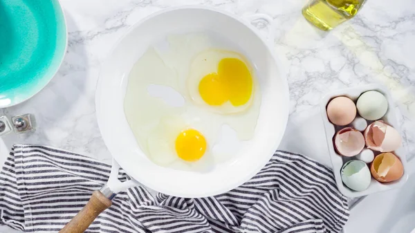 Плоский Лежал Жареные Свежие Яйца Белой Сковороде — стоковое фото