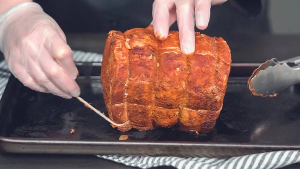 단계적으로 돼지고기 로스트 문질러 향미료 문지름 — 스톡 사진