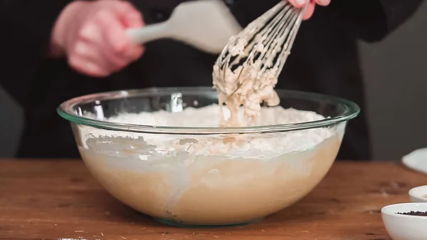 Schritt Für Schritt Mischen Biologischer Zutaten Der Glasschüssel Challah Backen — Stockfoto