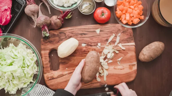 Krok Kroku Leżeć Płasko Obieranie Krojenie Dużych Złotych Ziemniaków Zupę — Zdjęcie stockowe