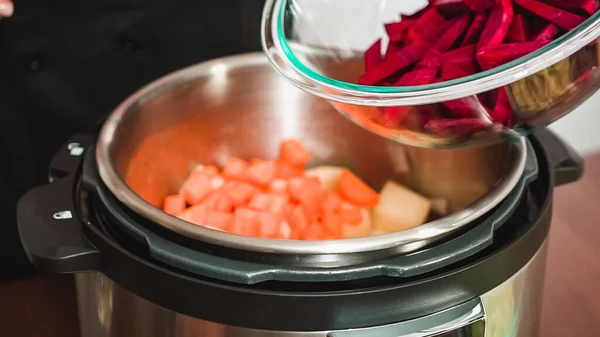 Paso Paso Cocinar Sopa Remolacha Borscht Con Verduras Orgánicas Cocina — Foto de Stock