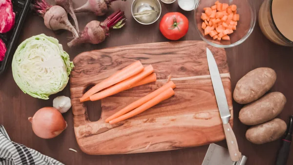 Krok Kroku Leżeć Płasko Krojenie Marchewki Pomarańczowej Małe Kostki Zupę — Zdjęcie stockowe