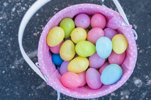 Cesta Pascua Llena Coloridos Huevos Plástico Búsqueda Huevos Pascua —  Fotos de Stock