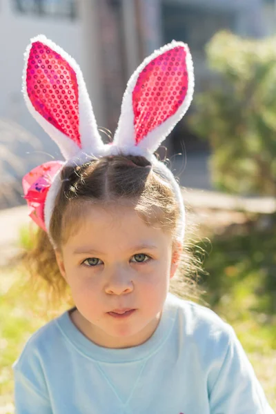 Cute Little Girl Wielkanocnych Uszu Króliczka Wielkanoc Jaj Polowanie — Zdjęcie stockowe