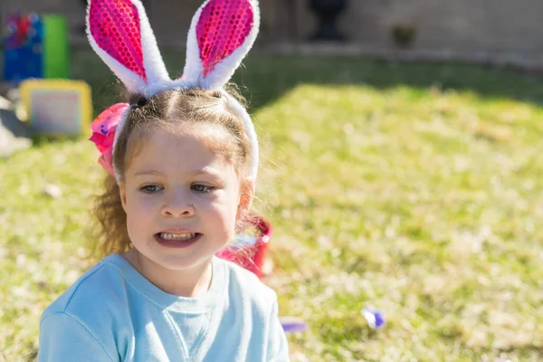 Cute Little Girl Wielkanocnych Uszu Króliczka Wielkanoc Jaj Polowanie — Zdjęcie stockowe