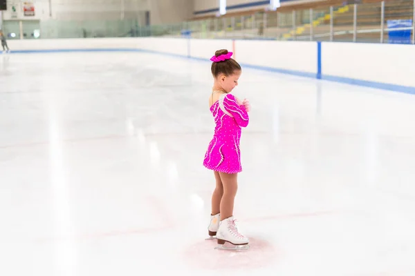 Kleine Eiskunstläuferin Rosa Kleid Übt Auf Der Eissporthalle — Stockfoto