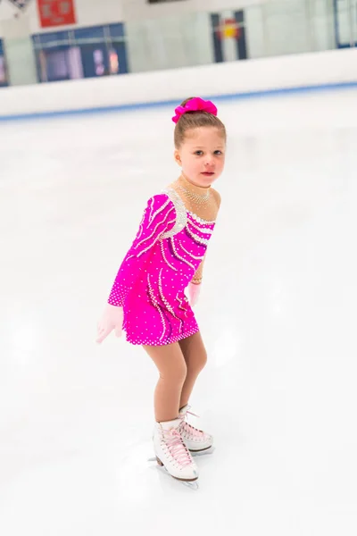 Kleine Eiskunstläuferin Rosa Kleid Übt Auf Der Eissporthalle — Stockfoto