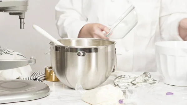 Tereyağlı Krema Yapmak Için Mutfak Mikserinin Malzemelerini Karıştırıyorum — Stok fotoğraf