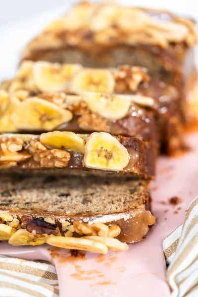 Rolo Fatiado Pão Banana Ralado Caramelo Caseiro Uma Placa Corte — Fotografia de Stock