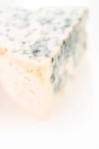 Rebanada Grande Queso Azul Sobre Fondo Blanco — Foto de Stock