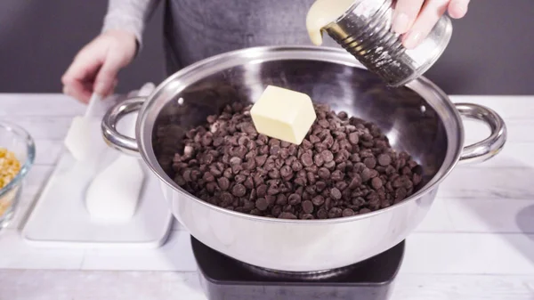 Крок Кроком Танення Шоколадних Чіпсів Кухонному Горщику Приготування Макадамії — стокове фото