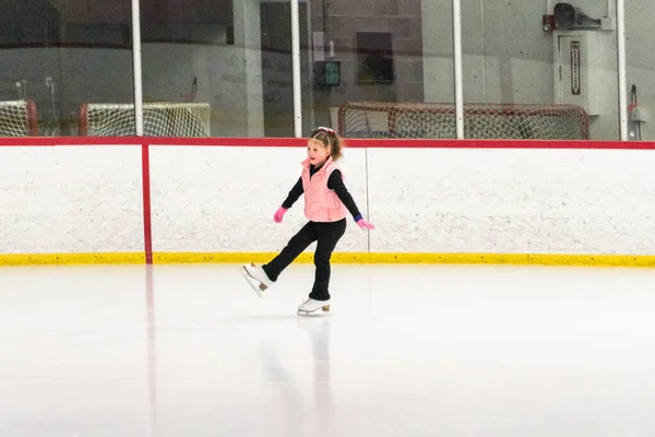 Küçük Patenci Sabah Artistik Patinaj Antrenmanında Elementlerini Çalışıyor — Stok fotoğraf