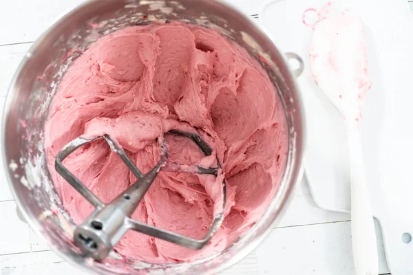 Preparación Crema Frambuesa Crema Queso Mezclador Cocina Para Hornear Cupcakes —  Fotos de Stock