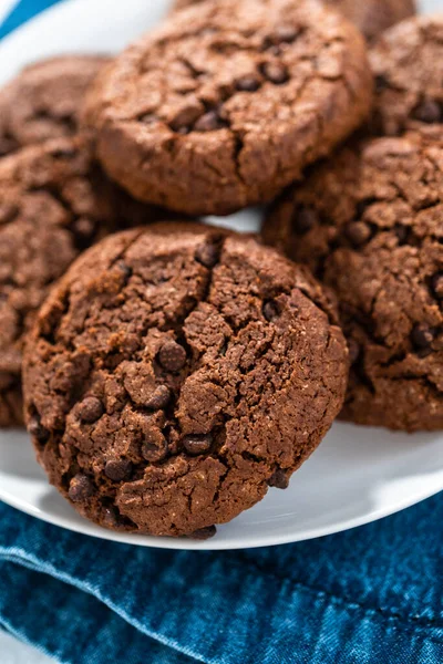 Свіжоспечене Подвійне Шоколадне Печиво Білій Тарілці — стокове фото