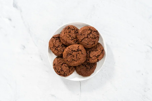 Flat Lay Freshly Baked Double Chocolate Chip Cookies White Plate — Stock Photo, Image