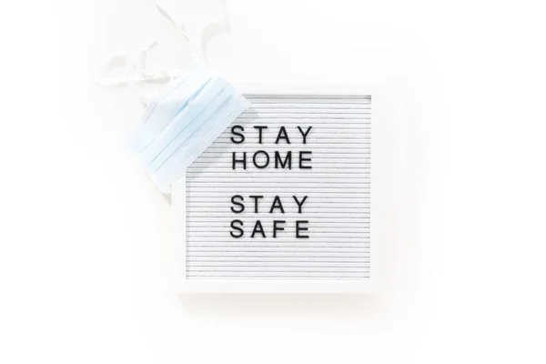 Знак Stay Home Stay Safe Дошці Повідомлень Синьою Медичною Маскою — стокове фото