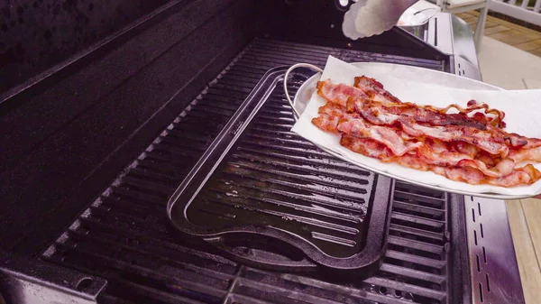 Cuisson Des Pointes Bacon Sur Barbecue Gaz Extérieur — Photo