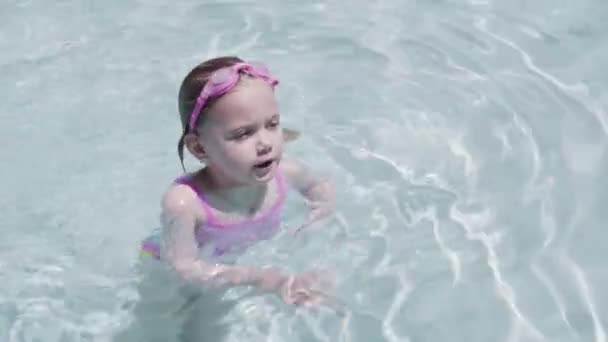 Kleines Mädchen Hat Sommer Spaß Beim Schwimmen Freibad — Stockvideo