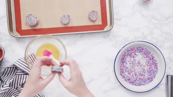 Охлаждающее Красное Белое Синее Сахарное Печенье Вертушкой Холодильной Полке Десерт — стоковое видео
