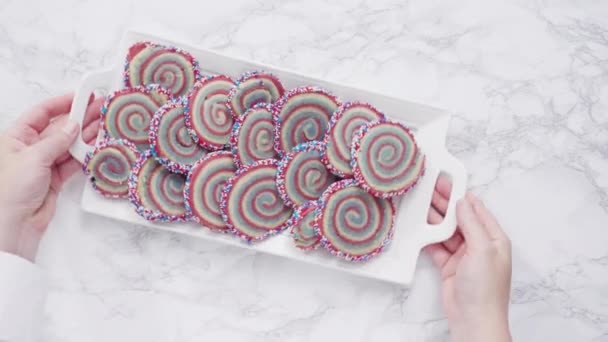 Hűtés Piros Fehér Kék Kerék Cukor Cookie Hűtő Rack Desszert — Stock videók