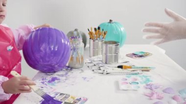 Cadılar Bayramı balkabakları deniz kızı kuyruğu, parıltı ve parlak elmaslarla süslenmiş mavi bir arka planda..