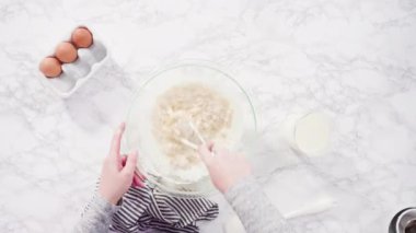 İtalyan tereyağlı kreması için bir tencerede karamelize şeker.