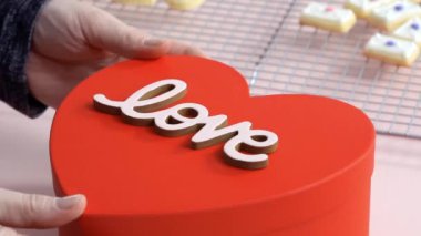 Düz yatıyordu. Kalp şeklinde şeker kurabiye hediye kutusunda Kraliyet buzlanma ile dekore edilmiş.