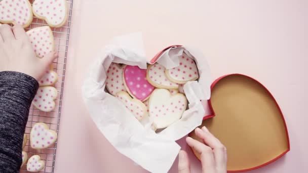 Pose Plate Biscuits Sucre Forme Coeur Décorés Glaçage Royal Coffret — Video