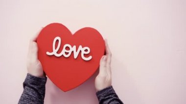 Düz yatıyordu. Kalp şeklinde şeker kurabiye hediye kutusunda Kraliyet buzlanma ile dekore edilmiş.