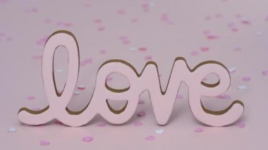 Pembe arkaplanda aşk işareti 