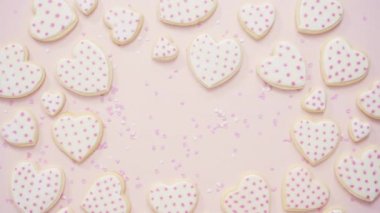 Düz yatıyordu. Kalp şeklinde şeker kurabiye hediye kutusunda Kraliyet buzlanma ile dekore edilmiş.