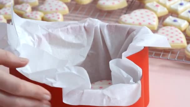Platt Låg Hjärtformade Sugar Cookies Inredda Med Royal Icing Presentask — Stockvideo