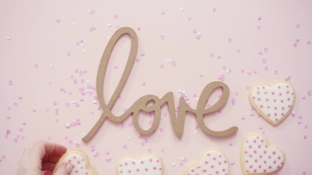 平躺着 心形糖饼干装饰与皇家糖衣礼品盒 — 图库视频影像