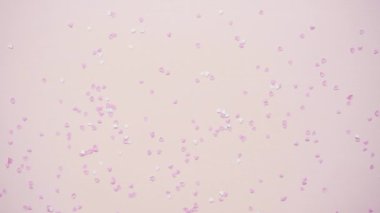 Pembe arkaplanda aşk işareti 