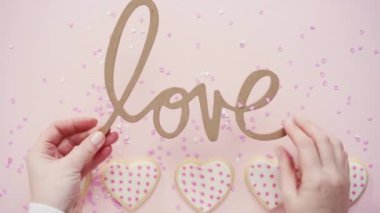 Düz yatıyordu. Kalp şeklinde şeker kurabiye hediye kutusunda Kraliyet buzlanma ile dekore edilmiş.