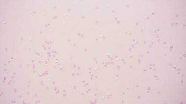 Pembe arkaplanda aşk işareti 