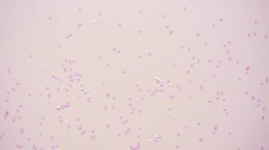 Pembe arkaplanda aşk işareti 