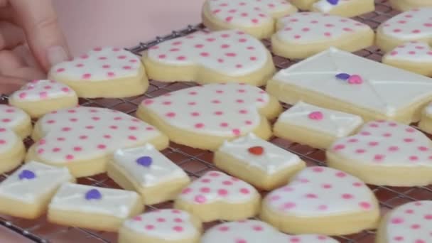 平躺着 心形糖饼干装饰与皇家糖衣礼品盒 — 图库视频影像