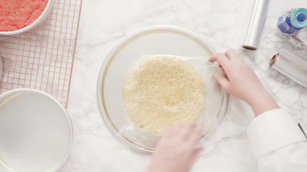 Fırıldak Şekeri Kurabiyeleri Pişirmek Için Merdaneyle Hamuru Yuvarlıyorum — Stok video
