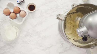Mutfak terazisinde pasta hamurunu ağırlığına göre ölçüyorum..