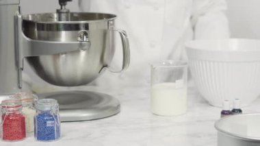 Mutfak terazisinde pasta hamurunu ağırlığına göre ölçüyorum..