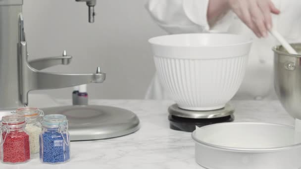 Meting Van Het Taartbeslag Gewicht Een Digitale Keukenweegschaal — Stockvideo