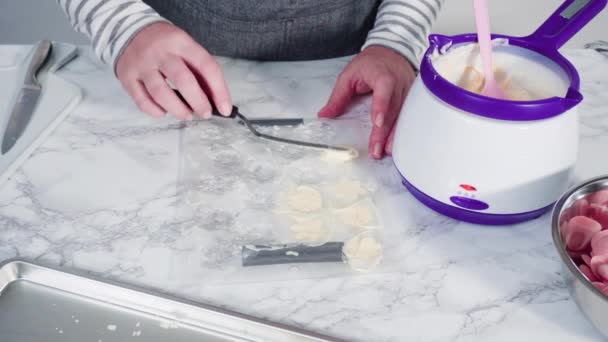 Fazendo Flocos Neve Fondant Rosa Branco — Vídeo de Stock