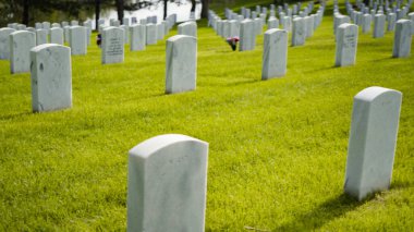 Denver, Colorado, ABD-26 Mayıs 2019 - Sonsuz sayıda beyaz mermer mezar taşı