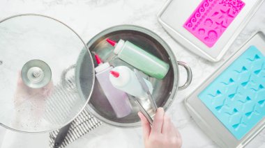 Düz yatıyordu. Adım adım. Çikolata parçalarını plastik sıkma şişelerinde eritip çikolatalı deniz kızı kuyruğu yapıyorlar..