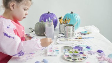 Adım adım. Süslü deniz kızı Cadılar Bayramı balkabağı yaratmak için akrilik boyalı balkabağı boyamak.