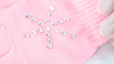 Manzarayı kapat. Eldivenler ve güzel taşlar kar tanesi deseninde..