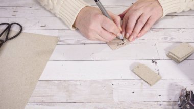 Adım adım. Siyah işaretli kahverengi kağıt hediye etiketleri.